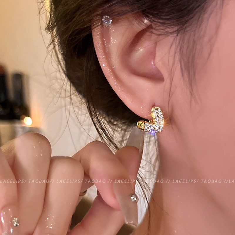 925 Silver needle, red, slightly studded with diamonds, double-sided heart-shaped ear buckles, niche, elegant, exquisite and versatile earrings, light luxury earrings Application Scenario
