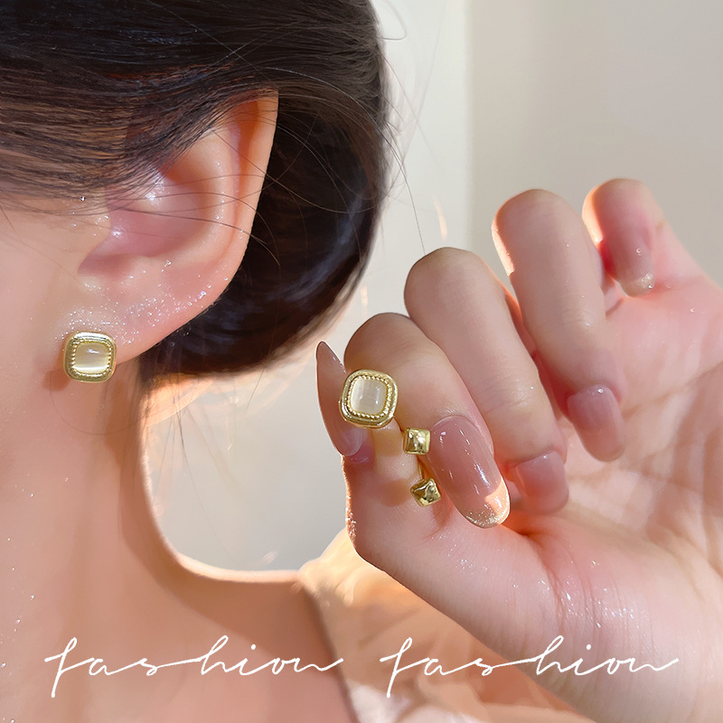 Two pairs of cat's eye stone heart-shaped square stud earrings for women, exuding a sense of high-end elegance, small and exquisite mini earrings, daily earrings Application Scenario