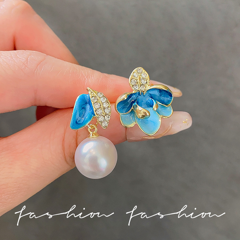 Enamel drop glaze asymmetrical earrings with a high-end feel, diamond-encrusted leaf pearl stud earrings, a bestseller for women in 2025, featuring a Chinese imperial style full figure