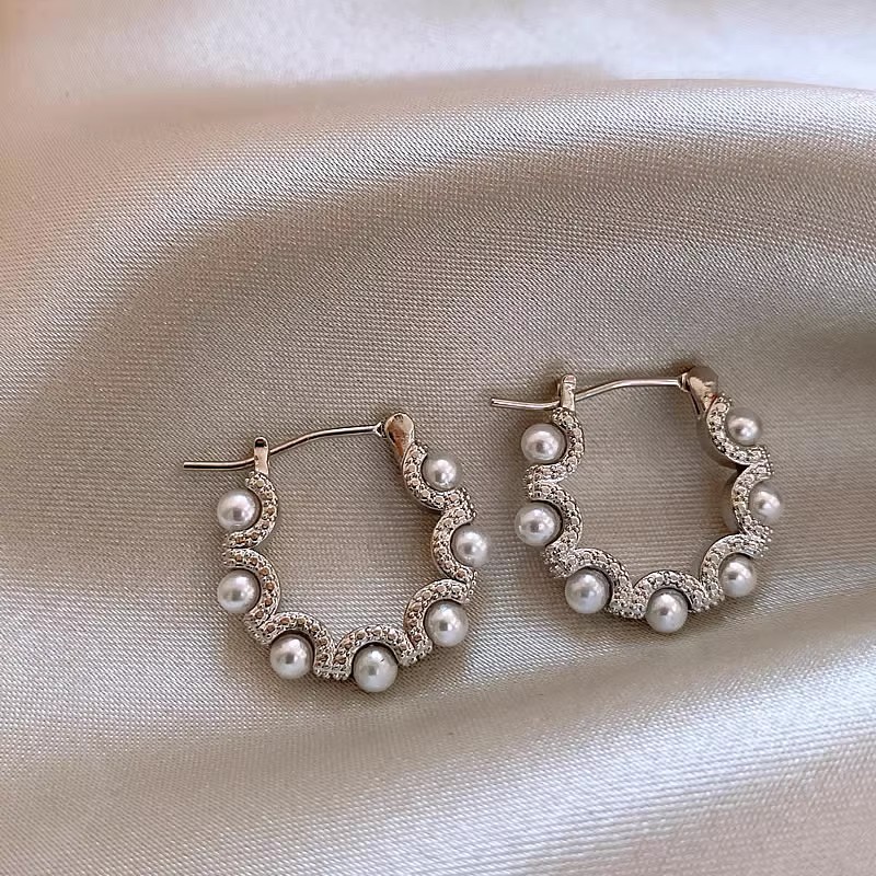 European and American unique pearl earrings, fashionable and elegant, retro large ear rings, high-end earrings, cold style geometric ear buckles full figure