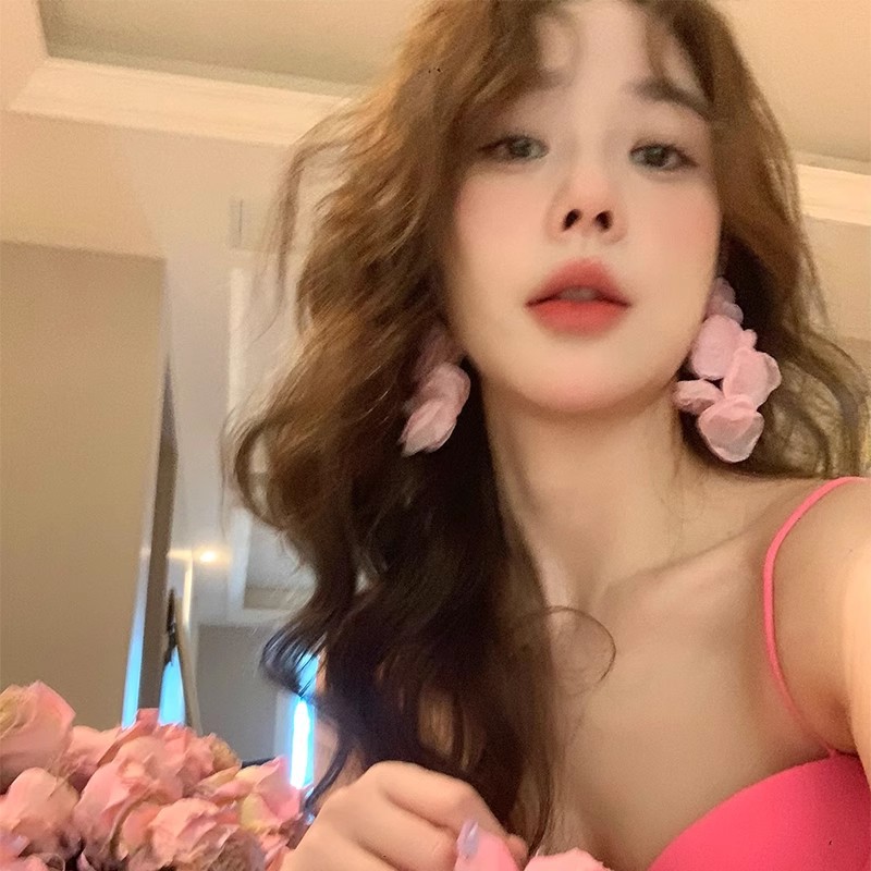 The 2025 new pink flower earrings exude a unique and stunning feminine charm. The tassel petal earrings are perfect for round faces details Picture
