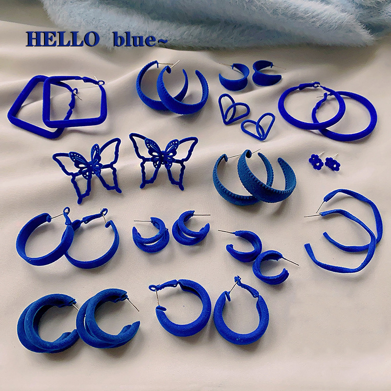 The 2025 new plush earrings exude a sense of sophistication and style, are versatile, and feature retro Hong Kong-style autumn and winter earrings with 925 silver needles Specification drawing