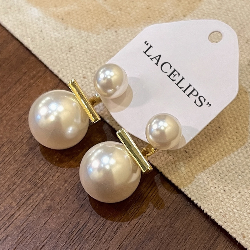 S925 silver needle double-wear back-hanging pearl earrings for women, a niche design with a sense of high-end luxury, light stud earrings, and personalized earrings for women Application Scenario