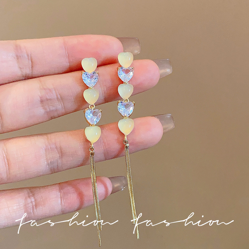 Cat's eye stone heart-shaped tassel earrings 2025 New bestseller, unique stud earrings, women's light luxury, niche and high-end earrings full figure