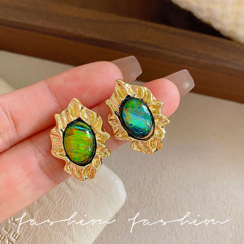 European and American court style vintage, retro style oil-dripping metal earrings, women's imitation emerald earrings full figure
