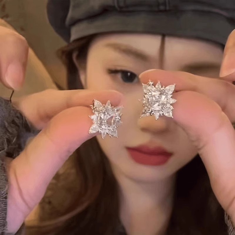 The super dazzling star ear clips exude a light luxury and high-end feel for women. There are no ear piercings. The ear bone clips are unique and niche earrings and earrings full figure