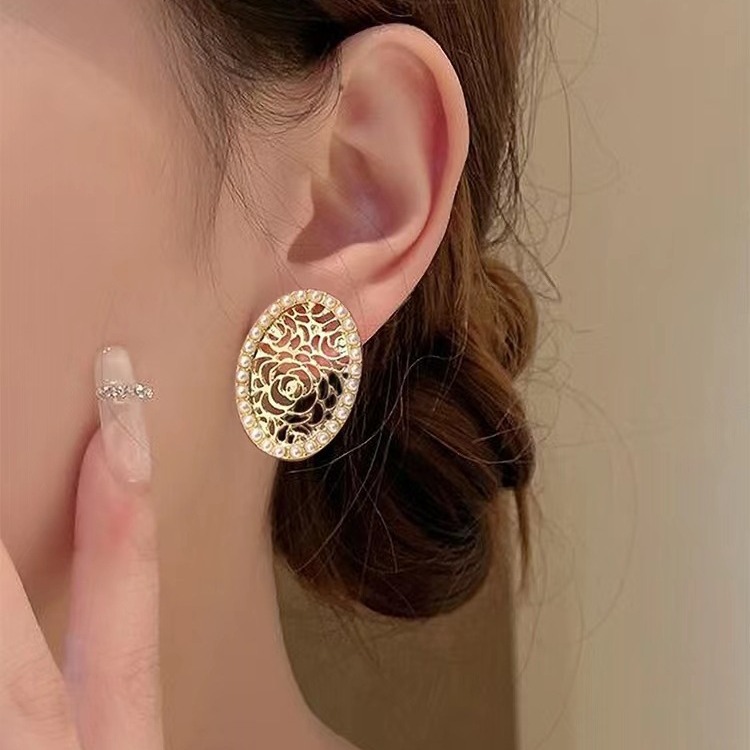 The same style of hollowed-out rose oval pearl earrings as Korean Oni, retro court-style niche earrings Application Scenario