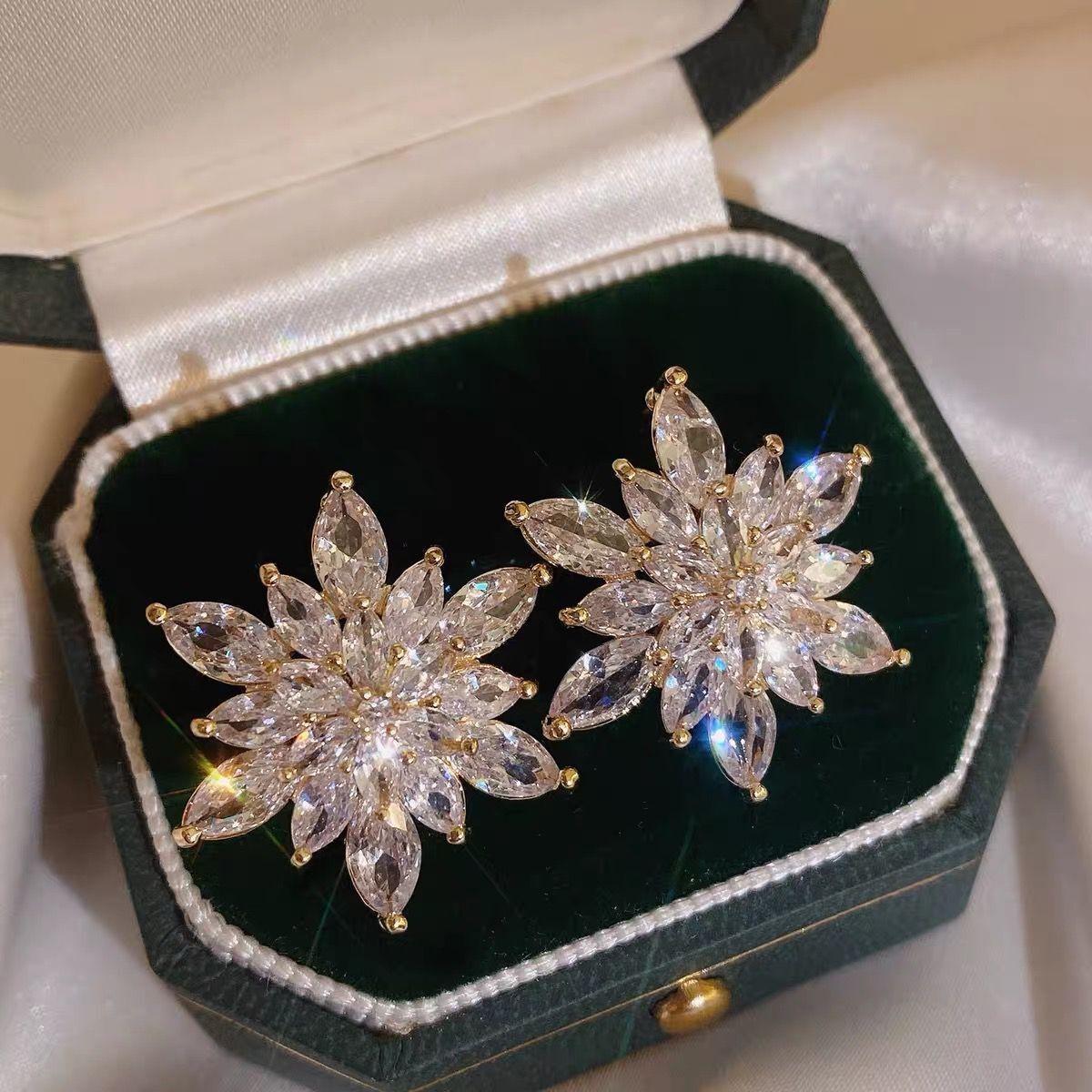 Korean crystal flower stud earrings for women, with a niche design sense, light luxury and high-end feel, versatile earrings S925 silver needle earrings, trendy full figure