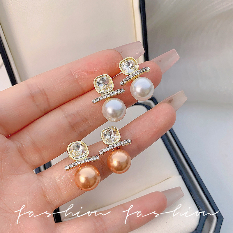 Diamond-encrusted pearl geometric silver needle stud earrings for women, retro, light luxury and high-end style, simple French Chanel style earrings Specification drawing