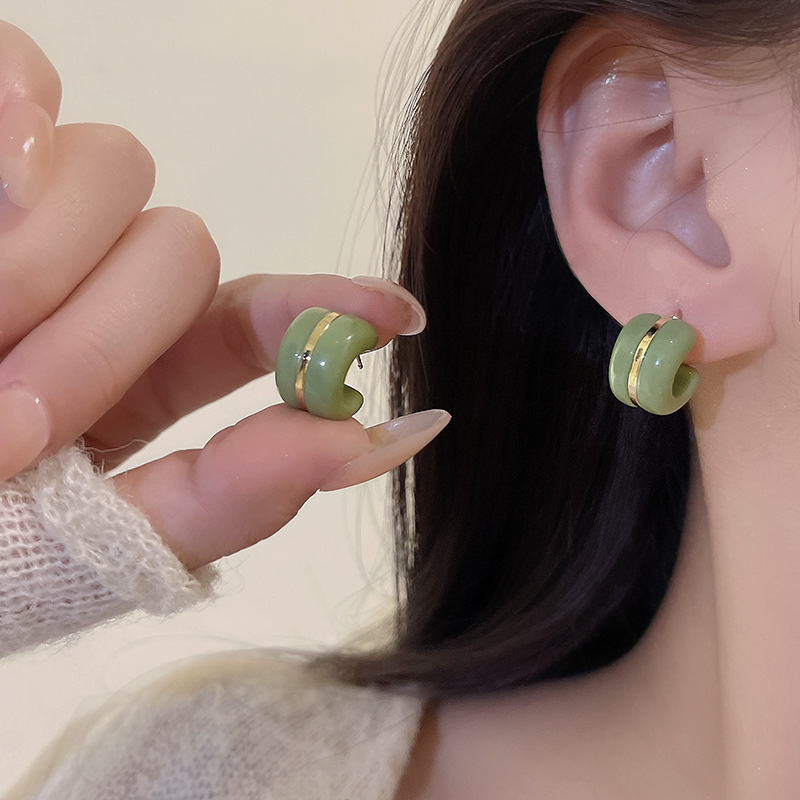 Simple C-shaped niche earrings for women, with a high-end and elegant design, light luxury stud earrings. Wholesale of the new 2023 stud earrings details Picture