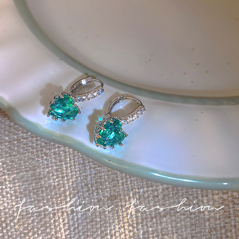 French design style cold and cool green heart-shaped earrings 2025 new trendy micro-inlaid zircon sweet and cool heart-shaped earrings details Picture