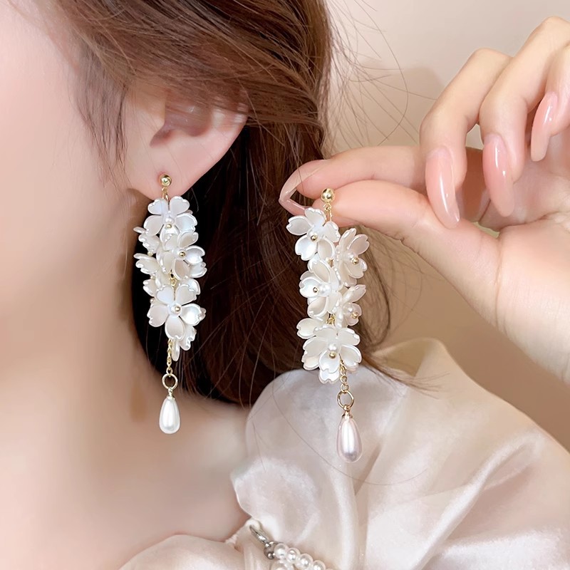 White flower long tassel earrings, women's design, niche pearl earrings, high-end, exaggerated, face-enhancing small earrings full figure