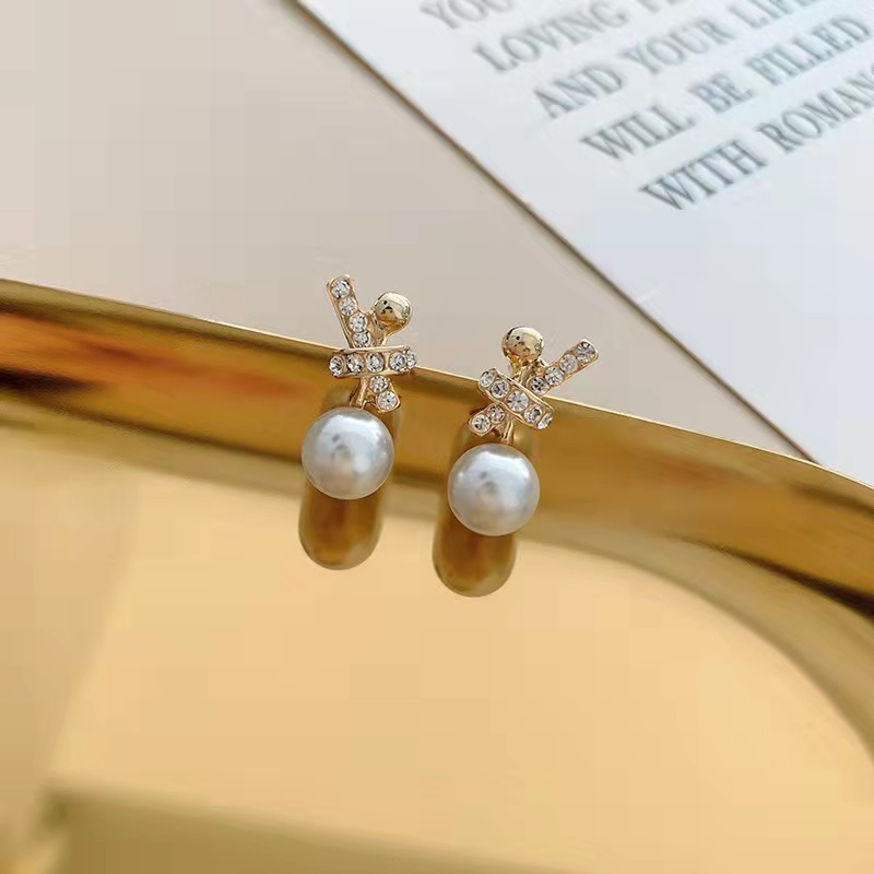 Korean Dongdaemun pearl stud earrings, simple and elegant bow earrings, women's retro design style earrings S925 silver needle details Picture