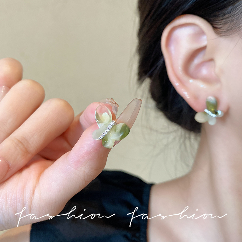 Slightly inlaid zircon green butterfly stud earrings for women in summer, exuding a high-end and elegant temperament, versatile and exquisite earrings, asymmetrical earrings details Picture