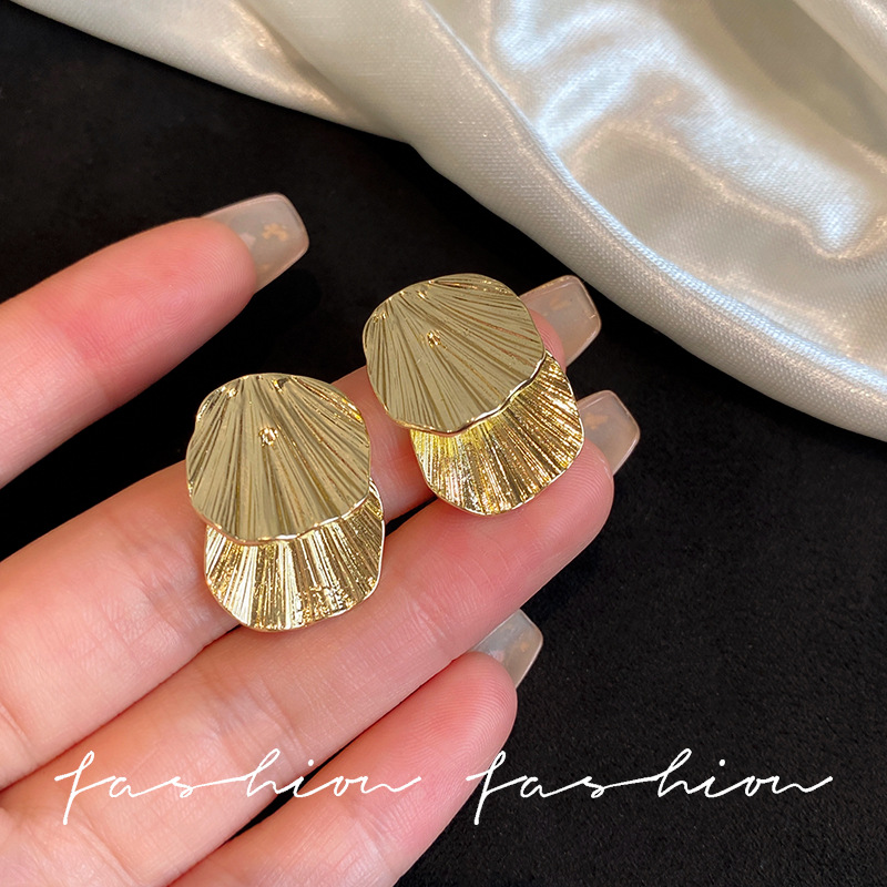 Ginkgo stud earrings feature a niche design, a light luxury and high-end feel, a grand and elegant style, and are a new type of French individual and fashionable earrings and earrings full figure
