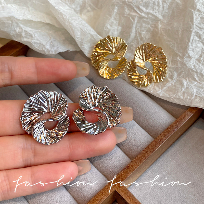 The blogger's same high-end, niche ins abstract texture earrings with an irregular shape and textured stud earrings full figure