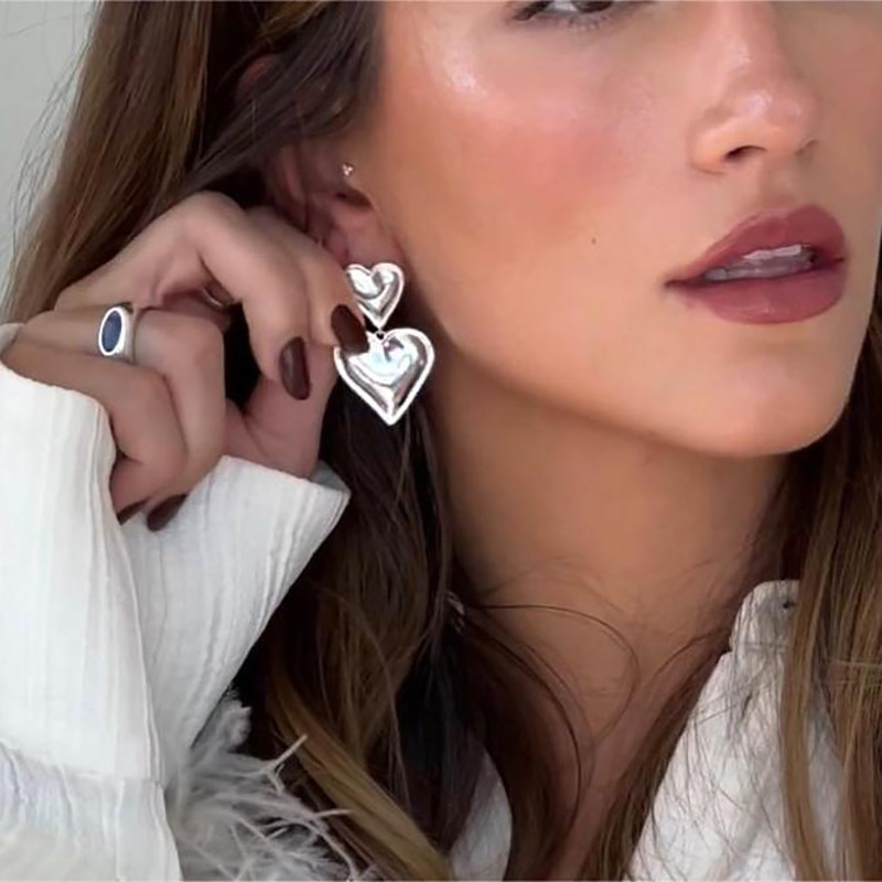 Amazon's best-selling heart-shaped pendants and earrings, a cross-border creative, simple and fashionable, metallic touch, heart-shaped stud earrings for women full figure