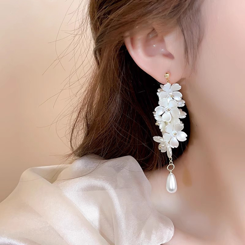 White flower long tassel earrings, women's design, niche pearl earrings, high-end, exaggerated, face-enhancing small earrings Specification drawing