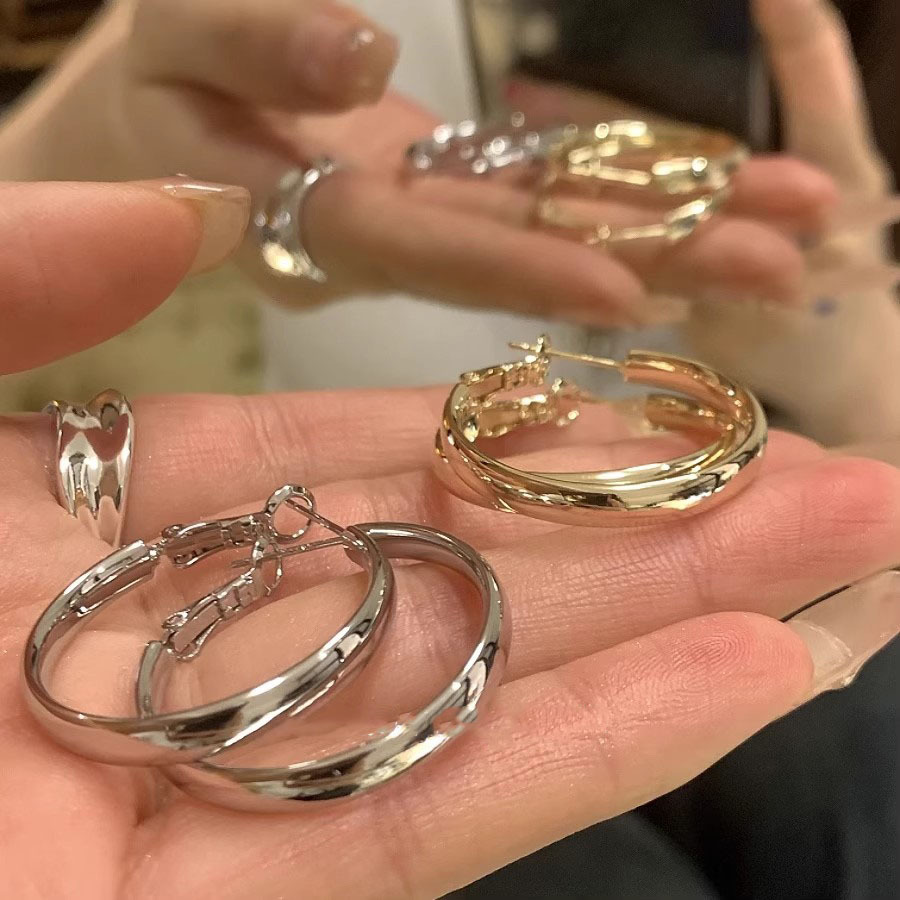 French metal cold style plain ring earrings, women's niche light luxury fashion stud earrings, high-end exaggerated and versatile earrings Application Scenario