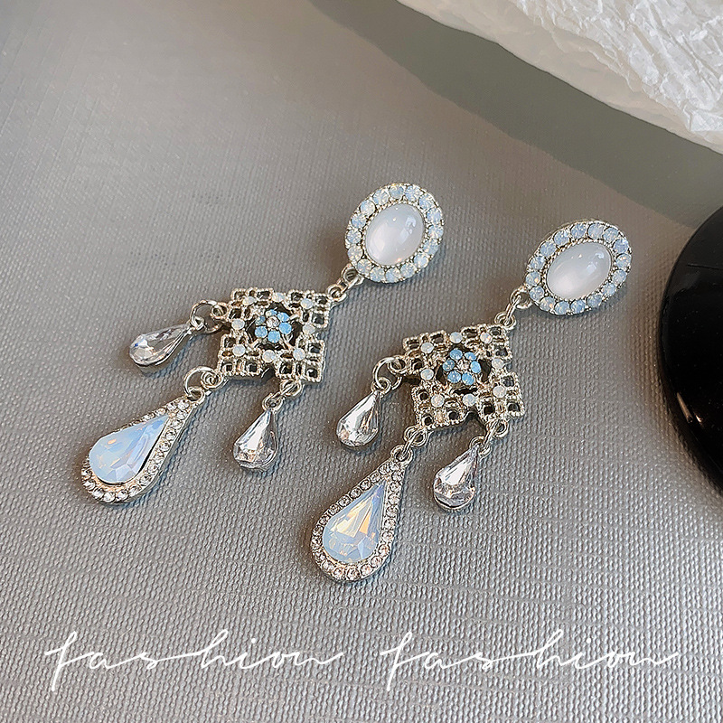 Super sparkling water drop zircon earrings, women's retro Baroque court style, high-end crystal temperament earrings, exotic earrings Specification drawing