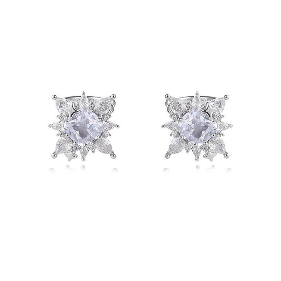 The super dazzling star ear clips exude a light luxury and high-end feel for women. There are no ear piercings. The ear bone clips are unique and niche earrings and earrings Item Picture