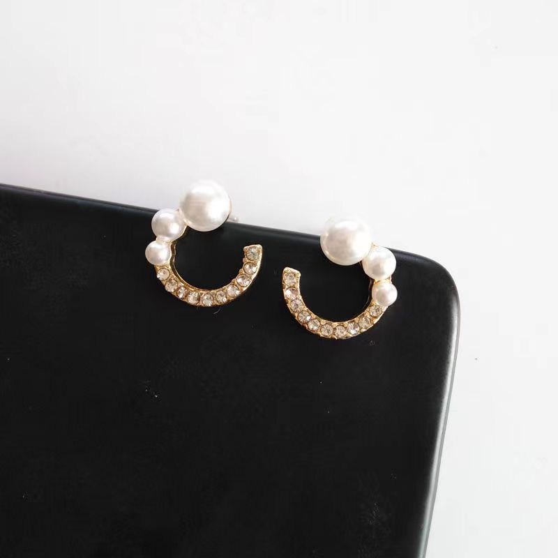 Full-diamond high-end earrings, women's silver needle fashionable and elegant earrings, versatile and simple stud earrings, new trend Application Scenario