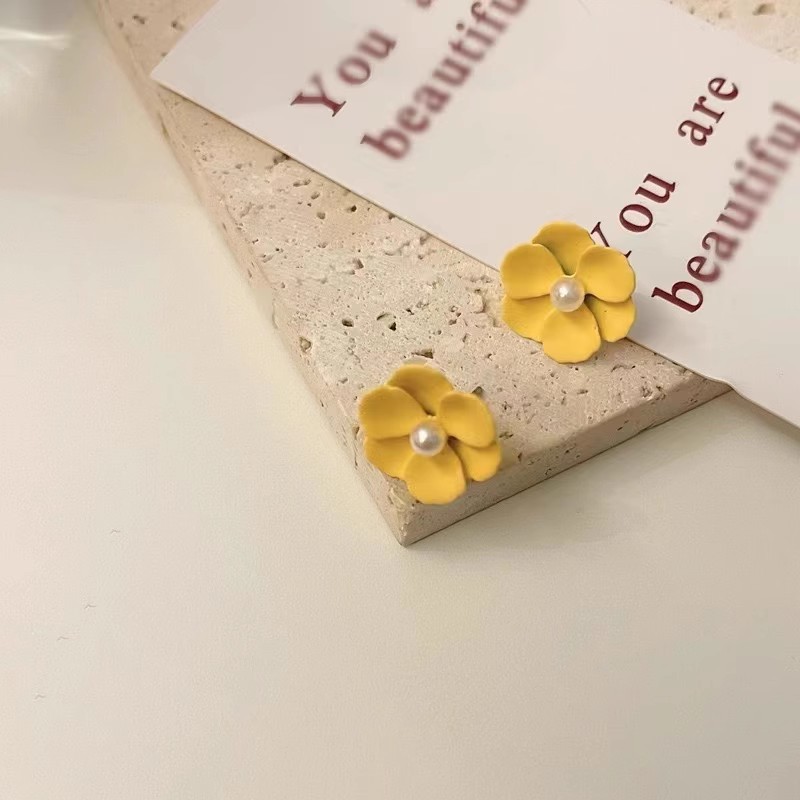 French retro flower pearl stud earrings are fashionable, elegant, versatile, and exude a sense of light luxury and sophistication. They are perfect for beach vacations and are ideal for women Application Scenario