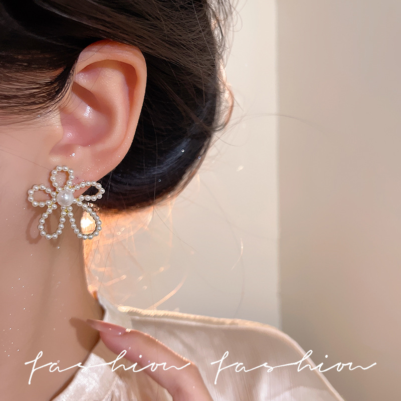 Spring and summer super sparkling water diamond flower stud earrings for women, Korean style ins unique earrings, simple, exquisite, fashionable and versatile earrings Application Scenario