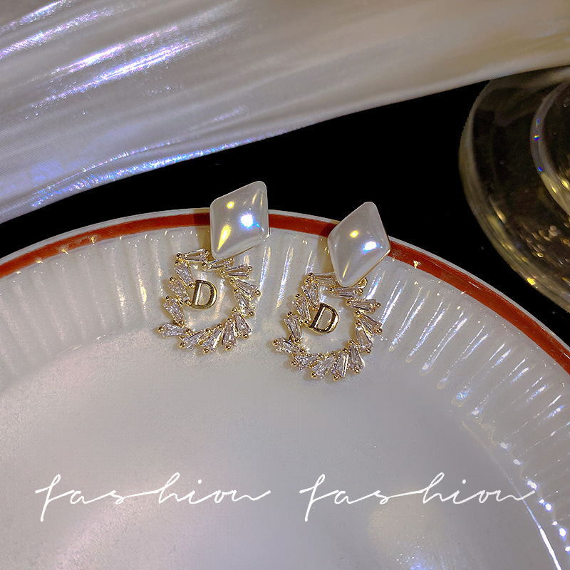 s925 Silver Needle, elegant, fashionable and exquisite letter pearl stud earrings, female Internet celebrity, super dazzling personality, niche design sense earrings Specification drawing