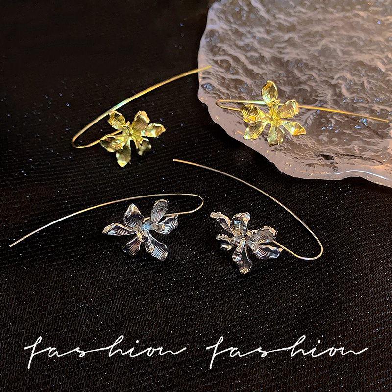 Retro court-style iris flower ear hooks for women, light luxury, individual, fashionable and versatile earrings, high-end ear stud earrings for autumn and winter Application Scenario