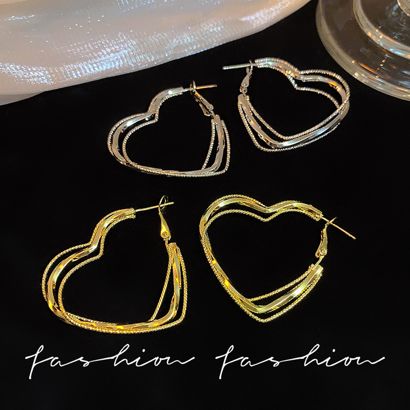 Silver exaggerated heart-shaped earring earrings for women, European and American cross-border plain ring earrings, with a niche design sense, suitable for round faces. Silver needle earrings Application Scenario
