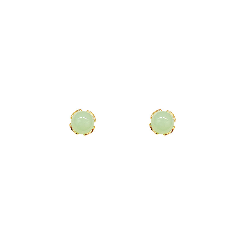 The s925 silver needle retro ear-nourishing stud earrings are small, versatile, and exude a sense of high-end elegance. The French cold style accessories are elegant Item Picture