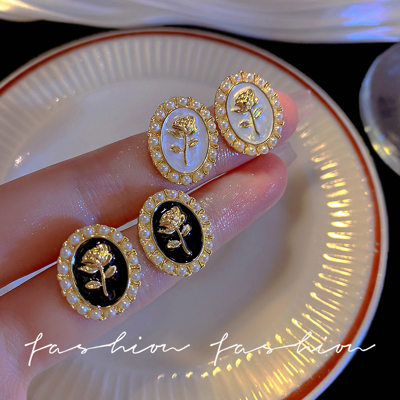 Pearl rose earrings 2025 New bestseller, niche design, high-end feel, cold style stud earrings, simple and light luxury full figure