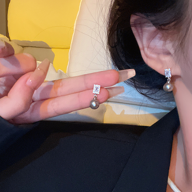 Korean silver-gray pearl stud earrings for women, a niche and light luxury ear-piercing look, simple and exquisite, versatile and fashionable earrings wholesale details Picture