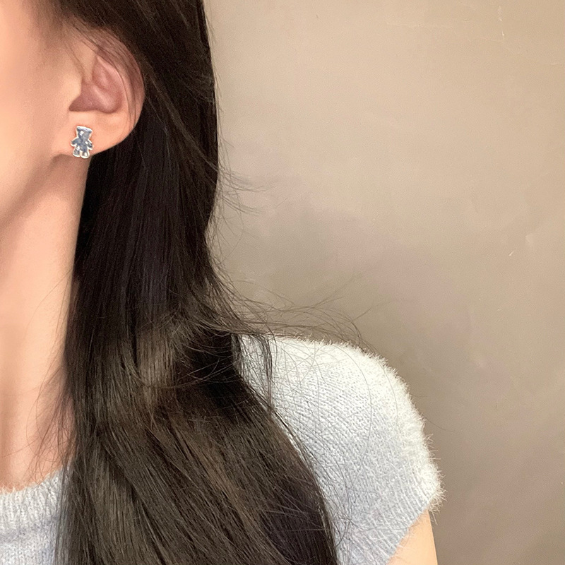 S925 Silver needle Japanese and Korean simple and elegant cartoon bear stud earrings, a new cute and trendy women's earring accessory Application Scenario