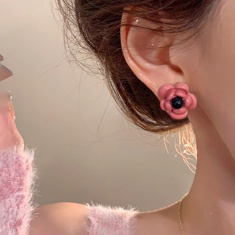 Obsidian plum pink retro French camellia flower earrings for women, a light luxury and high-end feel, a small and ethereal sweet stud Specification drawing