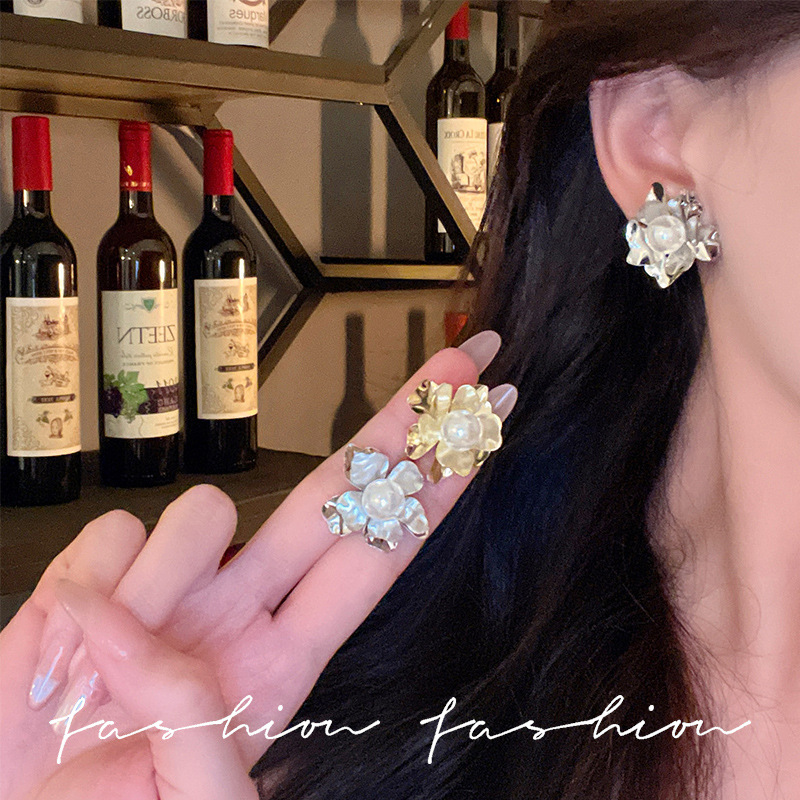 Irregular three-dimensional flower pearl stud earrings with a European and American style, a high-end, light luxury and exquisite women's earring, a new bestseller in 2025 details Picture