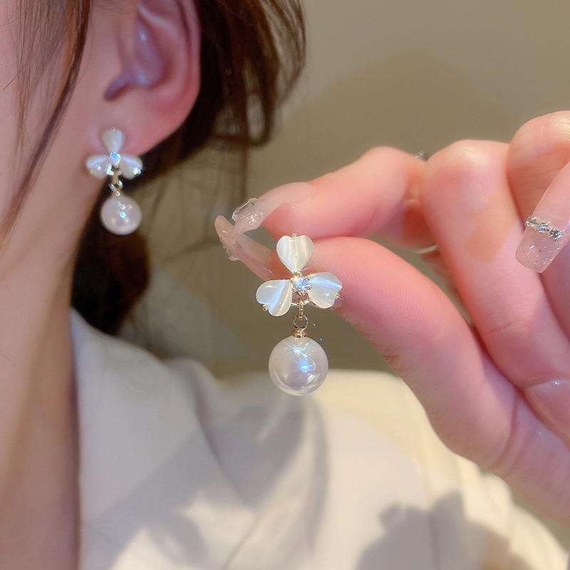 S925 Silver Needle Korean new cat's eye stone flower Stud Pearl Pendant, fashionable and versatile design stud details Picture
