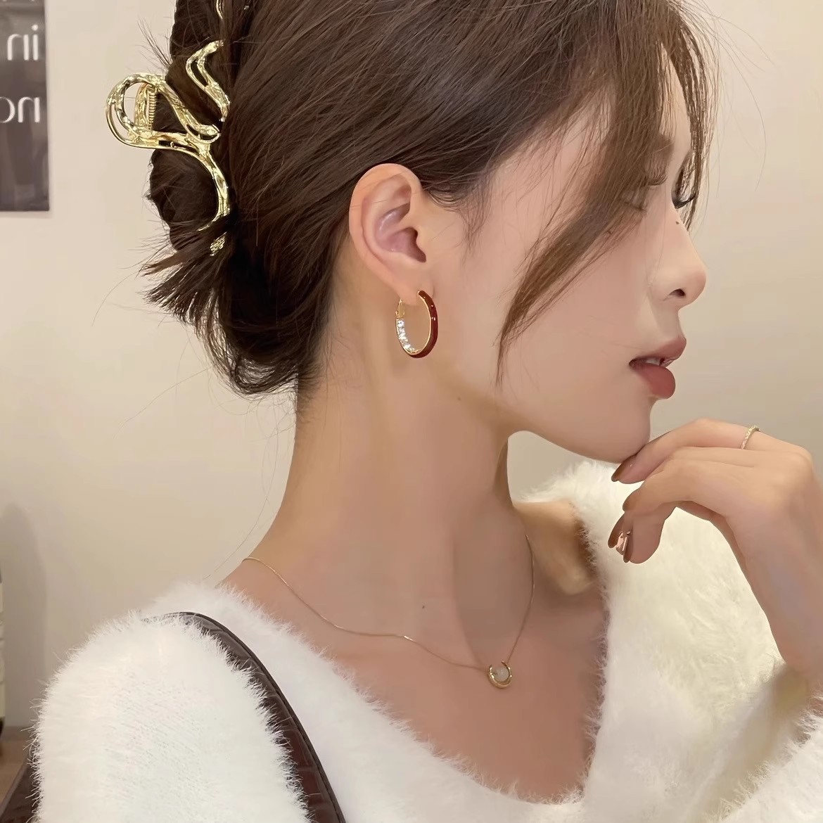 The black tea style Ankela red small ear ring, a niche design that makes the skin look fairer, retro earrings with a circle, high-end and exquisite earrings and stud earrings details Picture