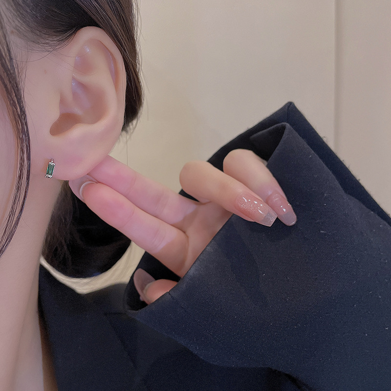 No need to take off emerald small ear rings for sleeping. Trendy, niche, retro ear buckles on Instagram. French versatile and elegant earrings Application Scenario