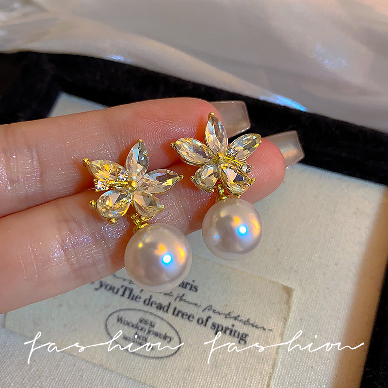 Gentle French style sweet earrings, exquisite zircon flower pearl stud earrings, women's fashionable and high-end light luxury earrings Application Scenario