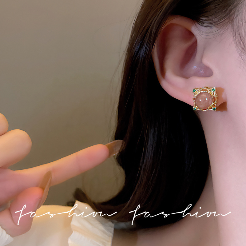 Retro strawberry crystal micro-inlaid stud earrings, court-style light luxury earrings, high-end, simple, exquisite and fresh earrings wholesale details Picture