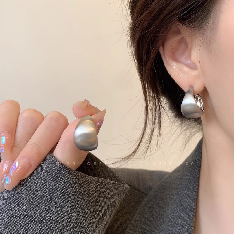 Golden matte brushed metal round ball earrings for women, a light luxury and high-end look, niche stud earrings, fashionable and elegant, versatile earrings details Picture