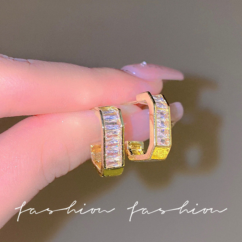 Korean-style light luxury exquisite zircon stud earrings, a niche design for women, exuding a sense of high-end fashion, simplicity, versatility and elegance Specification drawing