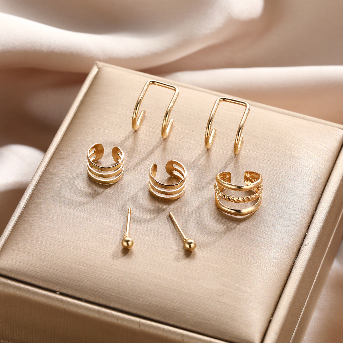 Cross-border retro European and American hollowed-out creative and simple multi-layer ear clip set, golden women's ear clip earrings 7-piece set Application Scenario