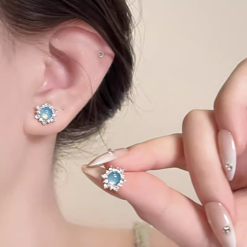 Cold and elegant sapphire diamond-encrusted stud earrings for women, isn style light luxury exquisite earrings, high-end and unique niche earrings Application Scenario