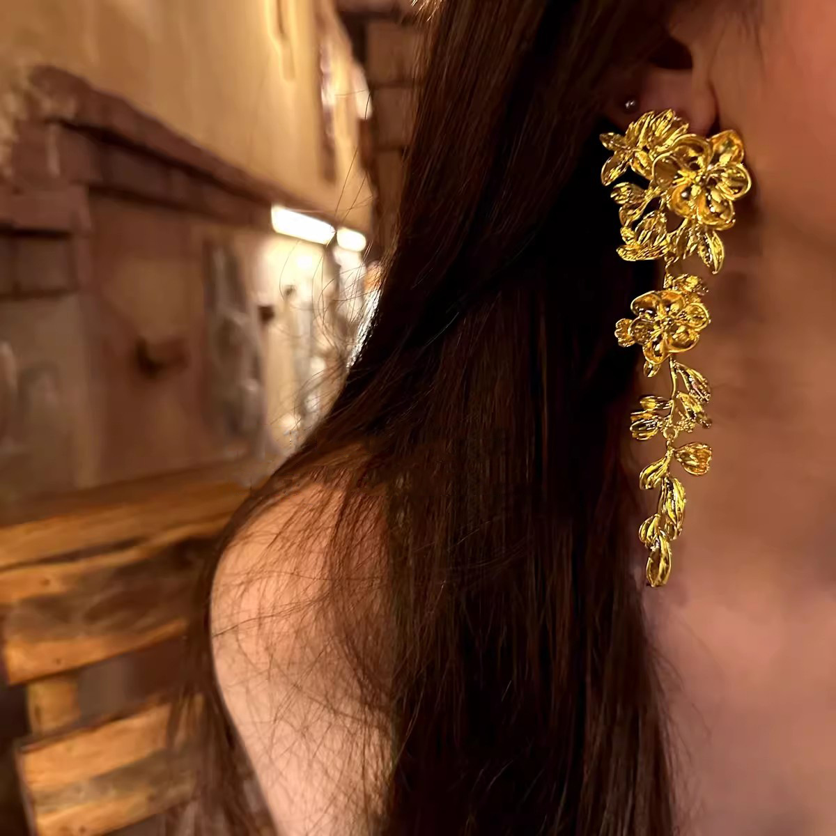 High-end, light luxury, exaggerated flower stud earrings, women's French retro style, leaf earrings, earrings, vintage earrings wholesale Application Scenario
