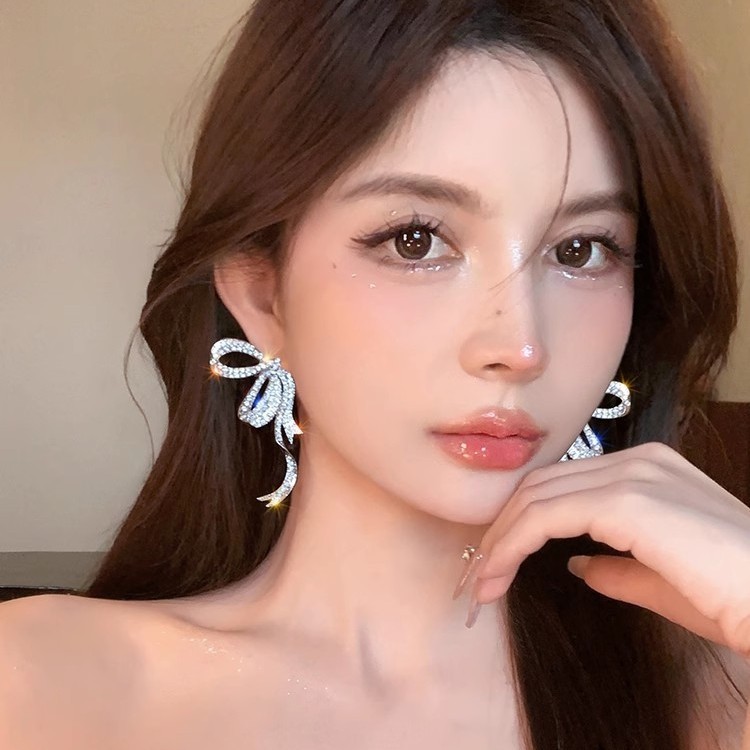 Full diamond ribbon bow stud earrings, women's silver needle cold style earrings, light luxury, niche design sense, high-end style earrings Application Scenario