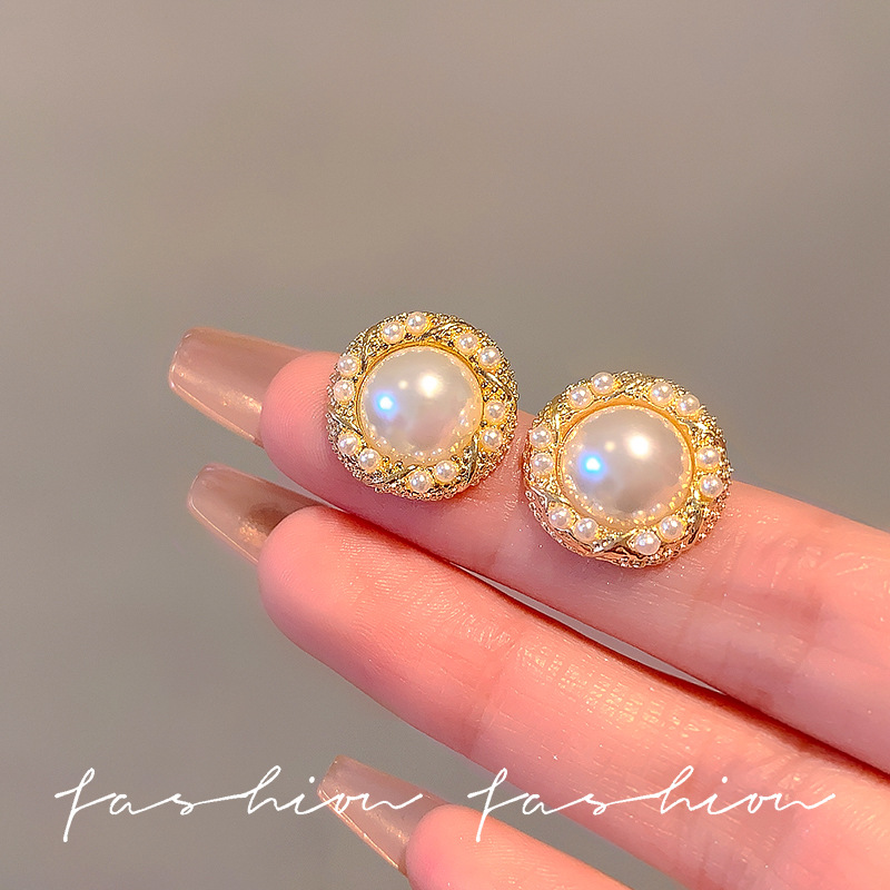 The "Little Chanel Style" niche design sense pearl earrings are a new bestseller in 2025. They have a unique and versatile style and are high-end stud earrings for women full figure