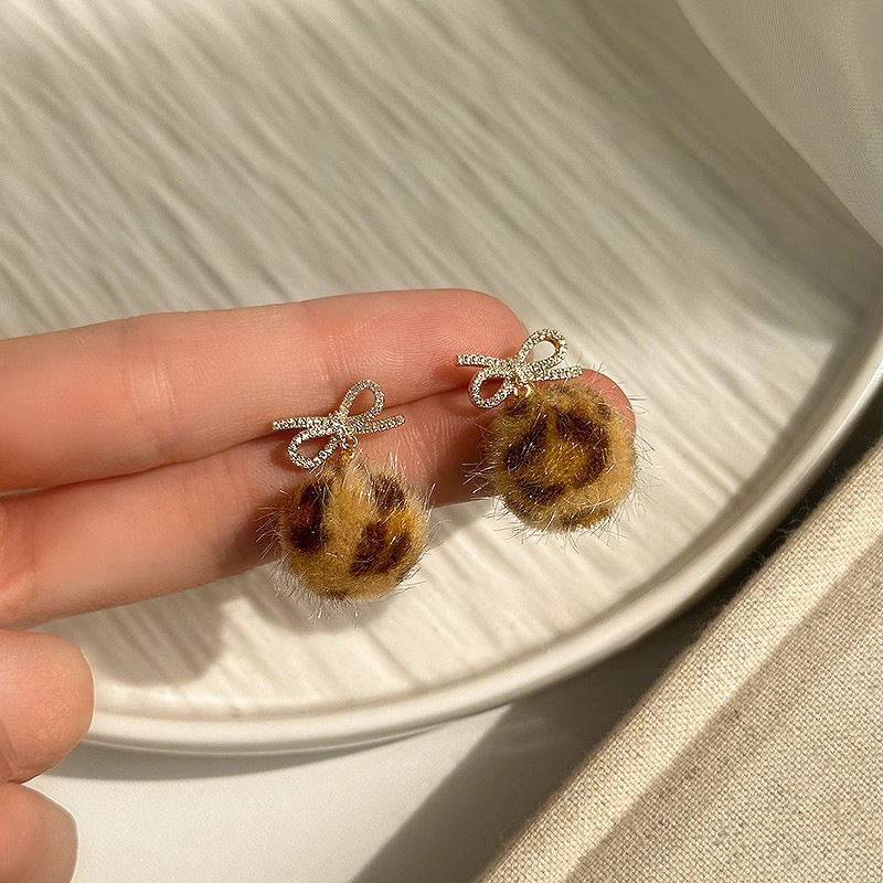 Silver needle bow, leopard print fur ball ear studs, unique and unique feminine earrings, high-end Yiwu accessories for autumn and winter Application Scenario